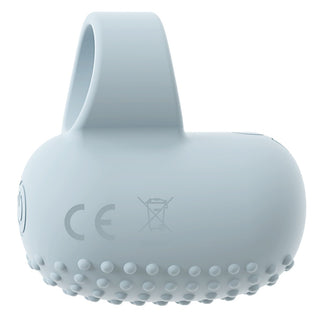 Ljusblå oval fingervibrator i silikon med ett öglehandtag och texturerad bas.