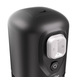 Närbild av IKON VOLT Masturbator, en svart automatisk enhet med en vit ratt, strömbrytare och flera vibrationslägen på framsidan.