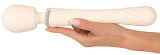 Beige Taviro Wand Massager med strukturerat handtag och rundat huvud, tillverkad i ett mjukt matt material.