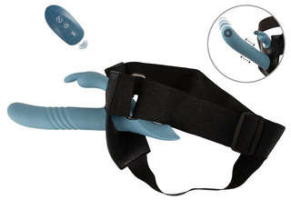 Blå strap-on med en vibrerande kaninvibrator, svart justerbar sele och handhållen fjärrkontroll; vibrationsinställningarna visas i infälld bild.