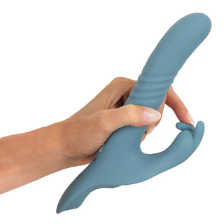 Blå silikonvibrator av typen ”rabbit” med två ändar och en fram- och återgående rörelse, avbildad mot en vit bakgrund.