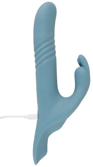 Rosa strap-on i silikon med en påsättbar rabbit-vibrator för fram- och återgående rörelser, räfflad, böjd skaft, dubbla motorer och medföljande laddningskabel.