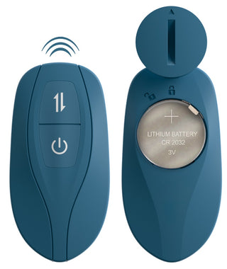 Blå silikon-strap-on med en vibrerande ”Thrusting Rabbit”-vibrator, synliga kontrollknappar och ett öppet CR2032-batterifack.