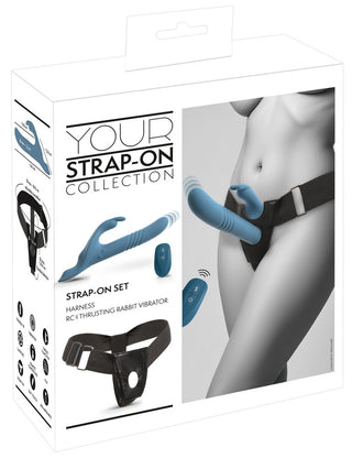 En blå kaninvibrator, en sele i konstläder och en fjärrkontroll utställda tillsammans; strap-on-modell med fram- och återgående rörelser.