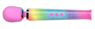 Le Wand All That Glimmers Massagestav med en glittrig regnbågsfinish, rosa kontroller och ett rundat rosa huvud.