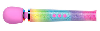 Le Wand All That Glimmers Massagestav med en glittrig regnbågsfinish, rosa kontroller och ett rundat rosa huvud.