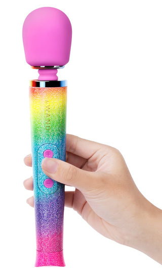 Le Wand All That Glimmers Massagestav i regnbågsglitter, med ett rundat huvud och handtag med inbyggda kontroller.