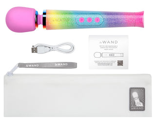En metallisk massagestav med glitterfinish, slätt handtag och rundat huvud, mot en vit bakgrund.