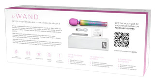 Le Wand All That Glimmers Massagestav i metallic finish, visas på asken; produkten är stavformad med slät yta.