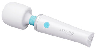 Vit handhållen Le Wand Classique Mini Wand med ett stort runt huvud och blå accenter. Denna uppladdningsbara vibrator blandar stil och kraft och ger avslappnande massage när som helst.