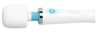 Vit handhållen Le Wand Classique Mini Wand med rundat huvud och blå accent. Denna uppladdningsbara vibrator levererar kraftfull, vattentät massage för lugnande avkoppling när som helst.