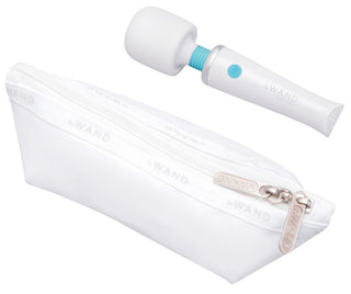 Le Wand Classique Mini Wand är en vit, stavformad massageapparat med en blå accent, som visas bredvid en matchande vit påse med dragkedja.