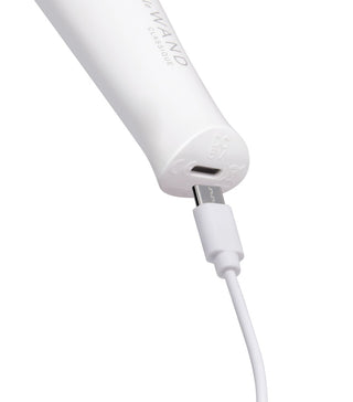 Le Wand Classique Mini Wand är en vit, uppladdningsbar vibrator med en mikro-USB-kabel - perfekt för vattentät massage och avslappning.