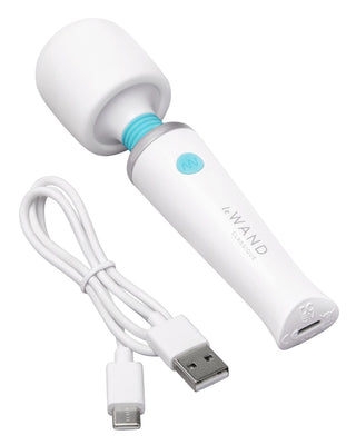 En vit, vattentät Le Wand Classique Mini Wand med en USB-laddningskabel bredvid.