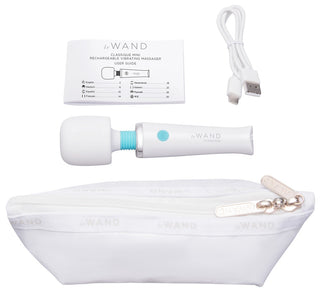 Le Wand Classique Mini Wand i vitt med USB-kabel, användarhandbok och påse med dragkedja. Upplev kraftfull, vattentät massage vart du än går.