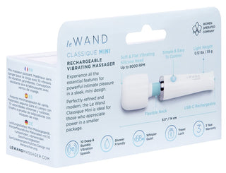 Le Wand Classique Mini Wand är en uppladdningsbar, vattentät massagestav som levereras i en förpackning med produktinformation och funktioner.