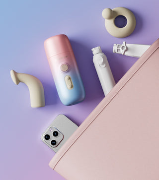 Pastellrosa Lovense Spinel-vibrator av slät silikon, visad på en lila-blå gradientyta.