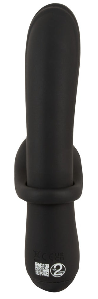 Vibrerande penisring i svart silikon med texturerade markeringar på undersidan, mot en vit bakgrund.