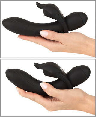 Duo Vibrator Couples Choice, silikon med en böjd design med två ändar, visas i två positioner på en neutral bakgrund.