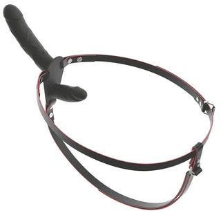 Svart och röd strap-on i silikon med två dildos och fjärrstyrd vibrationsfunktion, avbildad mot en enfärgad vit bakgrund.