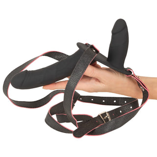 You2Toys RC-vibrerande dubbel strap-on, svart silikon, två dildos, justerbara remmar, fjärrkontroll visas på bilden.