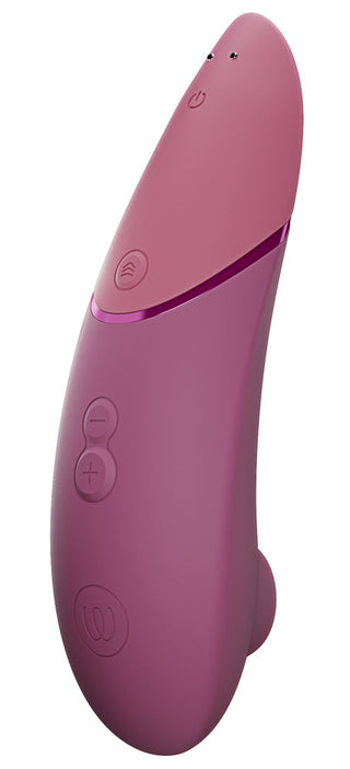 Lila böjd silikonstimulator med främre kontrollknappar och strömsymbol, från Womanizer NEXT Sensual Collection.