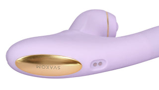 Svakom DuoGlow 2-i-1 Vibrator, som visas i närbild mot en vit bakgrund, har en lavendel- och guldfärgad design i kaninstil med sidoknappar.