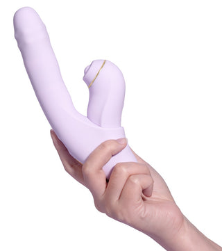 En hand håller i Svakom DuoGlow 2-i-1 Vibrator, en ljuslila kaninvibrator i silikon med två ändar, mot en vit bakgrund.