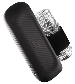 Svart Handy 2-onanihjälpmedel för män med genomskinlig, strukturerad hylsa och svart rem, avbildad mot vit bakgrund.