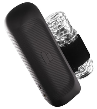Svart Handy 2-onanihjälpmedel för män med genomskinlig, strukturerad hylsa och svart rem, avbildad mot vit bakgrund.