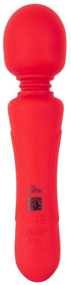 Röd handhållen stavvibrator med ett rundat huvud, en strukturerad skaft och en synlig laddningsport.