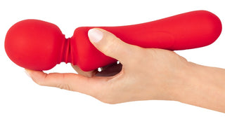 Red Sweet Smile Kraftfull – en stavvibrator med rundat huvud, mjukt material och minimalistisk design mot en vit bakgrund.