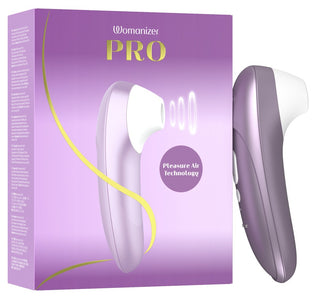 Lila Womanizer Pro klitorisstimulator med guldfärgade detaljer, med en smidig ergonomisk design och matchande förpackning.