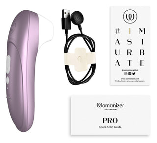Purple Womanizer Pro klitorisstimulator tillverkad av slät silikon, levereras med USB-laddningskabel och bruksanvisning.