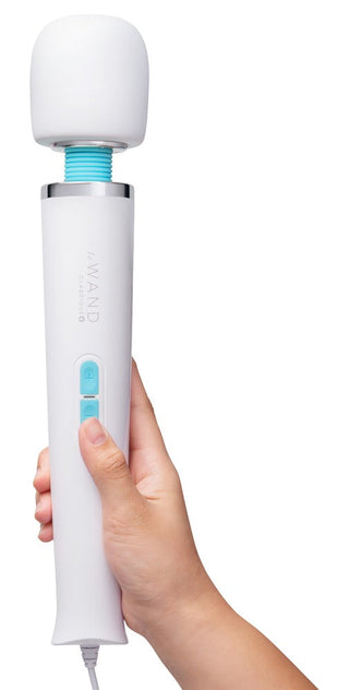 Le Wand Classique Plug-In Massagestav, stort huvud, med kontrollknappar, slät yta, visas i en neutral färg.