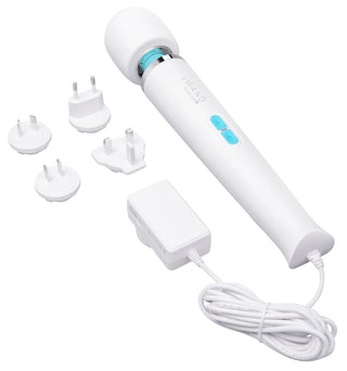 Vit Le Wand Classique Plug-In massagestav med blå knappar och fyra utbytbara stickkontakter.