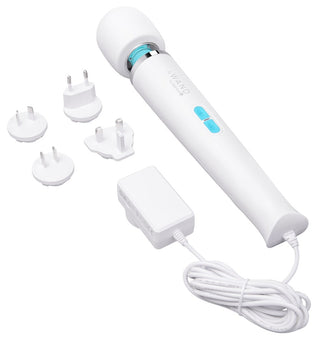 Vit Le Wand Classique Plug-In massagestav med blå knappar och fyra utbytbara stickkontakter.