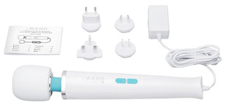 Vit Le Wand Classique Plug-In stavmassageapparat med silikonhuvud, plasthandtag och kontaktadaptrar mot vit bakgrund.