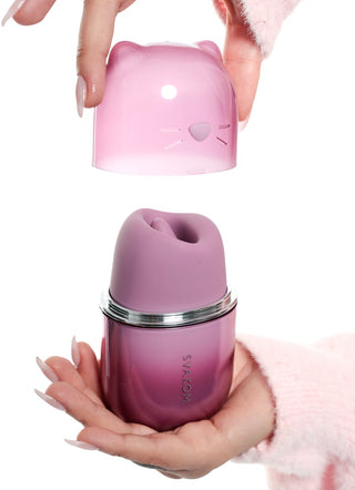 Liten lila Svakom Klitty-klitorisstimulator med ett genomskinligt rosa lock med kattöron.
