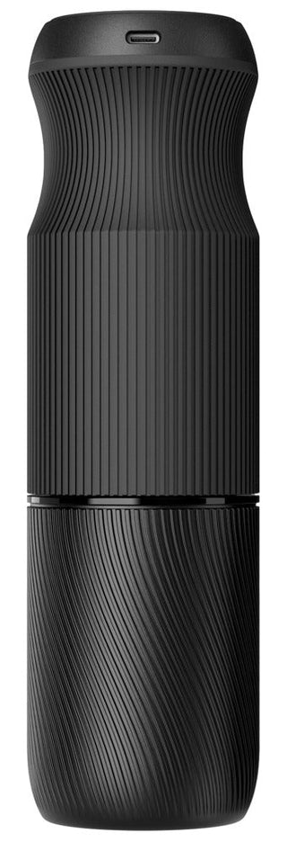 Svart, ribbad silikonmasturbator för män från Arcwave Orbit, utrustad med en USB-C-port och en konstruktion som möjliggör 360-graders rotation.
