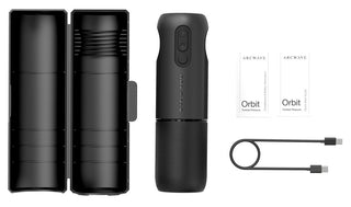 Svart Arcwave Orbit-masturbator med 360°-rotation, ett slätt fodral, två små påsar och en USB-laddningskabel.