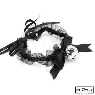 Intoyou BDSM Cosplay Set 4 Delar har en svart rufsig choker med rosett och silverklocka, perfekt för att para ihop med en buttplug eller som en del av cosplay, visas på en vit bakgrund med IN TOYOU-logotypen i hörnet.