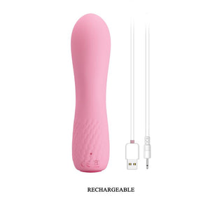 Pretty Love Alice Mini Vibrator, tillverkad av silikon av medicinsk kvalitet, visas i rosa med en USB-laddningskabel bredvid sig på en vit bakgrund.