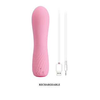 Pretty Love Alice Mini Vibrator, tillverkad av silikon av medicinsk kvalitet, visas i rosa med en USB-laddningskabel bredvid sig på en vit bakgrund.