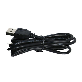 En svart USB till 3,5 mm-jackkabel är lindad och säkrad med ett vridband på en vit bakgrund, perfekt för användning med PrettyLove Vibrerande Analplugg.