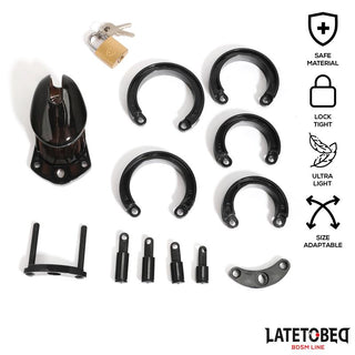 Latetobed Chastity Cage Black levereras med flera ringstorlekar, lås, nycklar och fästen - perfekt för penisbur-lek och långvarig avhållsamhet. Visas på en vit bakgrund.