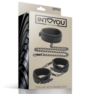 Box av svart "IntoYou Halsband Med Handbojor", en veganläderkrage och sensuella handbojor satta med kedja, på vit bakgrund.
