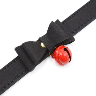 Halsband Med Rosett har en svart rem prydd med en svart rosett och kommer med en liten röd klocka, perfekt för att lägga till en förförisk atmosfär till din ensemble.