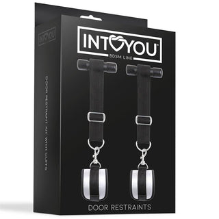 Box of IntoYou Door Restraint Kit med justerbara manschetter på förpackningen, perfekt för att utforska dina erotiska fantasier.