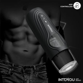 IntoYou Egor Appstyrd Masturbator - svart avancerad masturbator med knappar, visas framför en shirtless mans torso. Appstyrd för ultimat njutning.